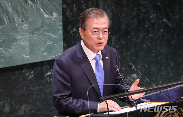 【뉴욕=뉴시스】전신 기자 = 문재인 대통령이 24일(현지시간) 뉴욕 유엔 총회 본회의장에서 한반도 평화정착, 국제사회에 대한 기여 강화 등 주제로 기조연설하고 있다. 2019.09.25. photo1006@newsis.com