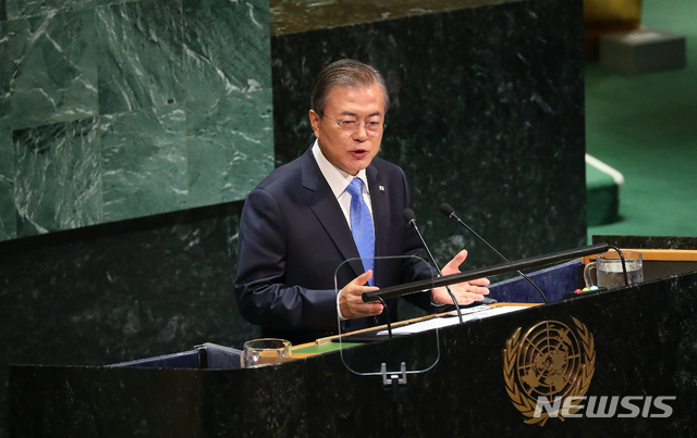 【뉴욕=뉴시스】전신 기자 = 문재인 대통령이 24일(현지시간) 뉴욕 유엔 총회 본회의장에서 한반도 평화정착, 국제사회에 대한 기여 강화 등 주제로 기조연설하고 있다. 2019.09.25. photo1006@newsis.com