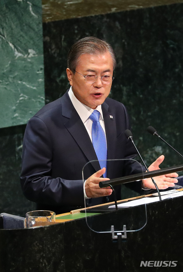 【뉴욕=뉴시스】전신 기자 = 문재인 대통령이 24일(현지시간) 뉴욕 유엔 총회 본회의장에서 한반도 평화정착, 국제사회에 대한 기여 강화 등 주제로 기조연설하고 있다. 2019.09.25. photo1006@newsis.com