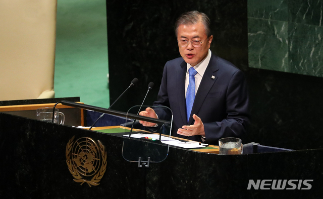【뉴욕=뉴시스】전신 기자 = 문재인 대통령이 24일(현지시간) 뉴욕 유엔 총회 본회의장에서 한반도 평화정착, 국제사회에 대한 기여 강화 등 주제로 기조연설하고 있다. 2019.09.25.&nbsp; photo1006@newsis.com
