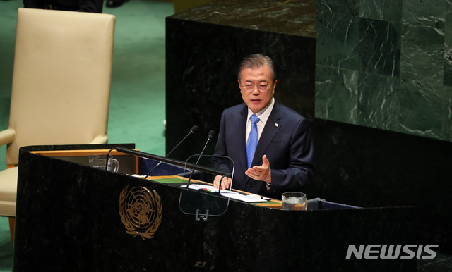 【뉴욕=뉴시스】전신 기자 = 문재인 대통령이 24일(현지시간) 뉴욕 유엔 총회 본회의장에서 한반도 평화정착, 국제사회에 대한 기여 강화 등 주제로 기조연설하고 있다. 2019.09.25.&nbsp; photo1006@newsis.com