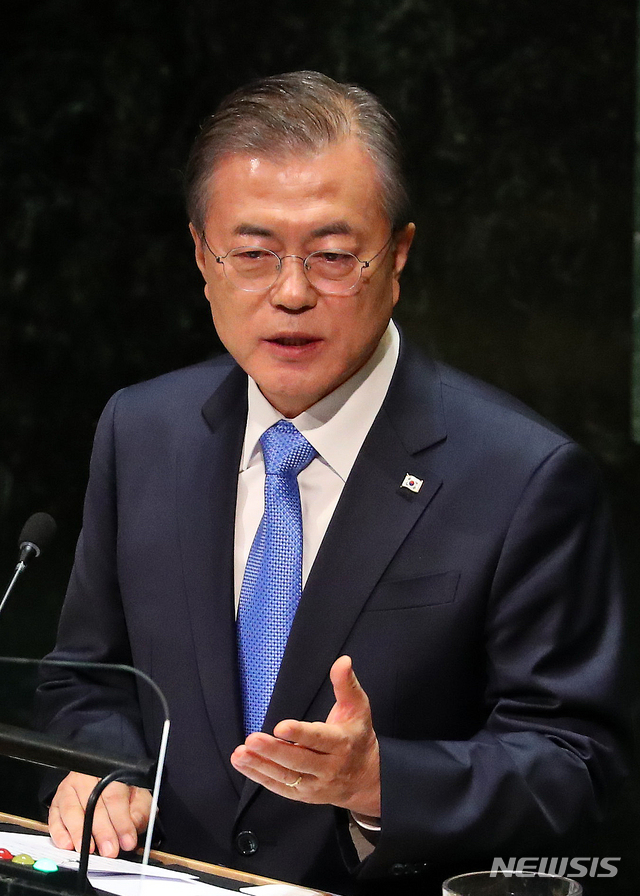 【뉴욕=뉴시스】전신 기자 = 문재인 대통령이 24일(현지시간) 뉴욕 유엔 총회 본회의장에서 한반도 평화정착, 국제사회에 대한 기여 강화 등 주제로 기조연설하고 있다. 2019.09.25.&nbsp; photo1006@newsis.com