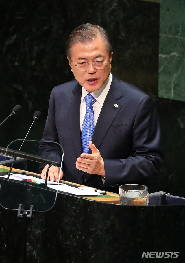 【뉴욕=뉴시스】전신 기자 = 문재인 대통령이 24일(현지시간) 뉴욕 유엔 총회 본회의장에서 한반도 평화정착, 국제사회에 대한 기여 강화 등 주제로 기조연설하고 있다. 2019.09.25.&nbsp; photo1006@newsis.com