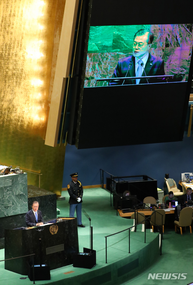 【뉴욕=뉴시스】전신 기자 = 문재인 대통령이 24일(현지시간) 뉴욕 유엔 총회 본회의장에서 '한반도 평화정착, 국제사회에 대한 기여 강화' 등을 주제로 기조연설하고 있다. 2019.09.25. photo1006@newsis.com