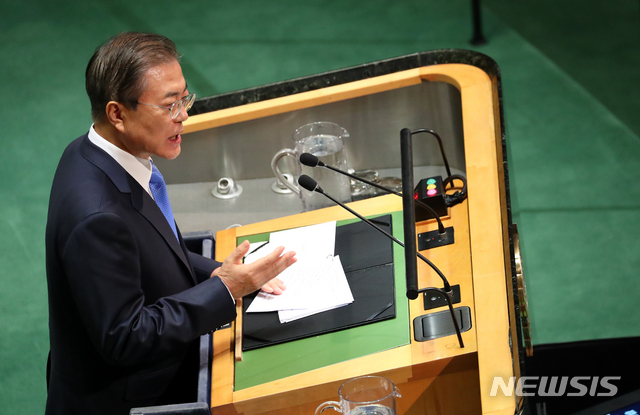 【뉴욕=뉴시스】전신 기자 = 문재인 대통령이 24일(현지시간) 뉴욕 유엔 총회 본회의장에서 '한반도 평화정착, 국제사회에 대한 기여 강화' 등을 주제로 기조연설하고 있다. 2019.09.25. photo1006@newsis.com