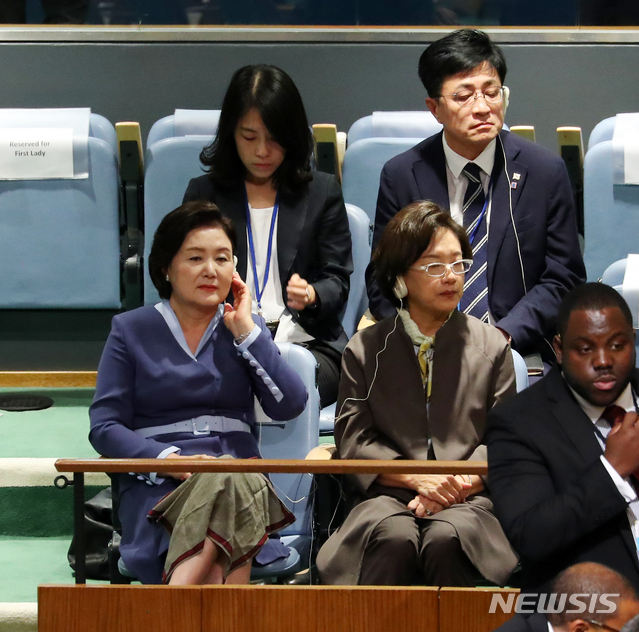 【뉴욕=뉴시스】전신 기자 = 김정숙 여사가 24일(현지시간) 뉴욕 유엔 총회 본회의장에서 문재인 대통령의 기조연설을 듣고 있다. 2019.09.25. photo1006@newsis.com