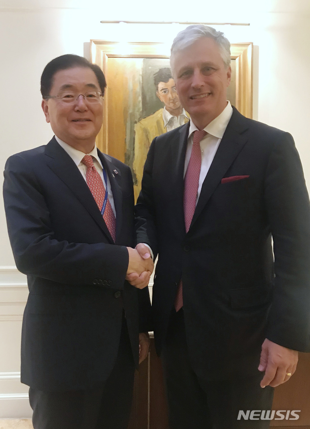 【뉴욕=뉴시스】전신 기자 = 정의용 청와대 국가안보실장이 24일(현지시간) 뉴욕 롯데팰리스 호텔에서 로버트 오브라이언 백악관 신임 안보보좌관과 면담을 앞두고 악수를 하고 있다. 2019.09.25. photo1006@newsis.com