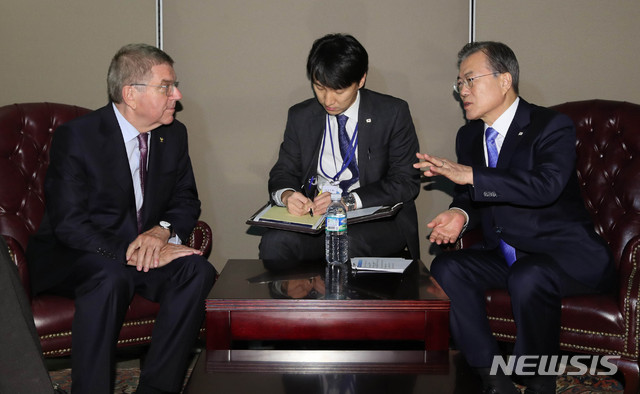 【뉴욕=뉴시스】전신 기자 = 문재인 대통령이 24일(현지시간) 뉴욕 유엔 양자회담장에서 토마스 바흐 국제올림픽위원회(IOC) 위원장과 면담을 하고 있다. 2019.09.25. photo1006@newsis.com