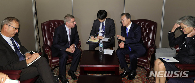【뉴욕=뉴시스】전신 기자 = 문재인 대통령이 24일(현지시간) 뉴욕 유엔 양자회담장에서 토마스 바흐 국제올림픽위원회(IOC) 위원장과 면담을 하고 있다. 2019.09.25. photo1006@newsis.com