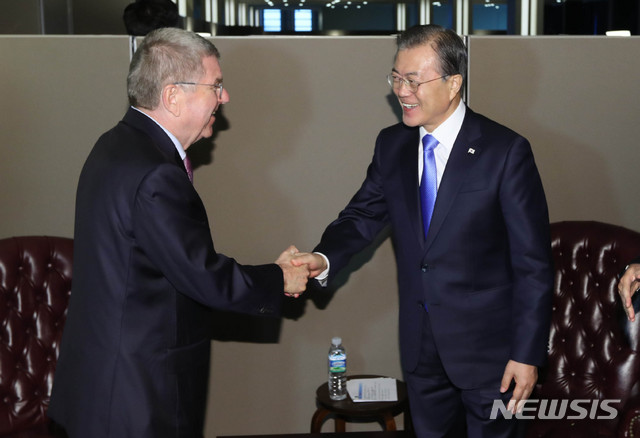 【뉴욕=뉴시스】전신 기자 = 문재인 대통령이 24일(현지시간) 뉴욕 유엔 양자회담장에서 토마스 바흐 국제올림픽위원회(IOC) 위원장과 면담을 앞두고 인사를 하고 있다. 2019.09.25. photo1006@newsis.com
