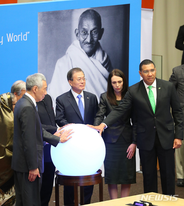 【뉴욕=뉴시스】전신 기자 = 문재인 대통령이 24일(현지시간) 뉴욕 유엔본부 경제사회이사회 회의장에서 열린 간디 탄생 150주년 기념 고위급 행사에서 각국 정상 등 참석자들과 기념촬영하고 있다. 2019.09.25. photo1006@newsis.com