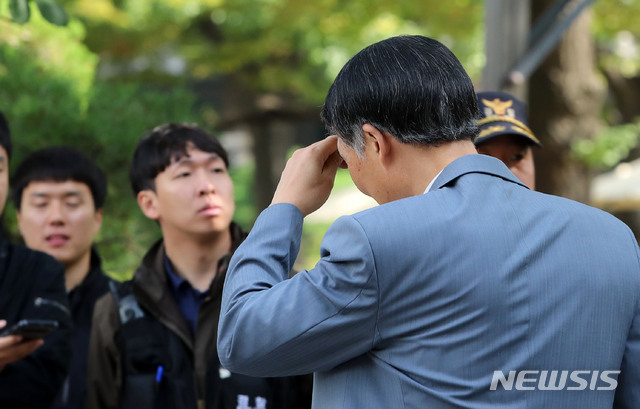 【서울=뉴시스】박주성 기자 = 한국과 미국이 2020년 이후부터 적용할 제11차 방위비분담 특별협상(SMA) 체결을 위한 1차 회의를 이어가는 25일 오전 회의가 열리는 서울 동대문구 한국국방연구원으로 한국 측 장원삼 대표가 걸어서 들어가고 있다. 2019.09.25. park7691@newsis.com