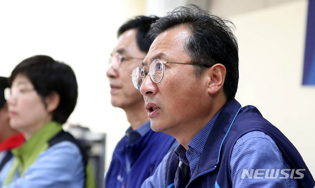 【서울=뉴시스】추상철 기자 = 김명환 전국민주노동조합총연맹 위원장이 25일 오전 서울 종로구 민주노총에서 2019 국정감사 의제와 요구사항 발표전 취지를 설명하고 있다. 2019.09.25. scchoo@newsis.com