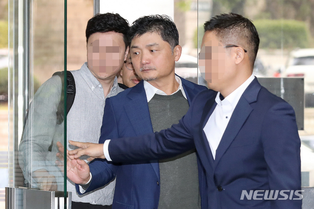 [서울=뉴시스] 김병문 기자 = 지난해 9월25일 김범수 카카오 이사회 의장이 서울 서초구 서울중앙지방법원에서 열린 항소심 1차 공판에 출석하고 있다. 2019.09.25. dadazon@newsis.com