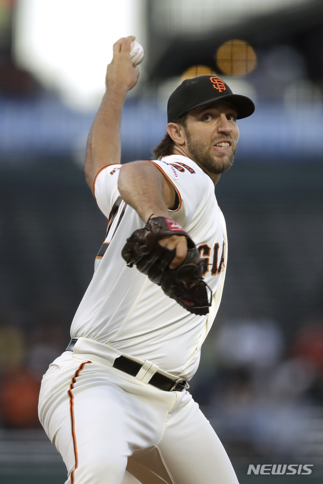 【샌프란시스코(미국)=AP/뉴시스】 매디슨 범가너가 지난 9월25일(한국시간) 샌프란시스코 자이언츠와 콜로라도 로키스와 경기에 선발 등판해 역투하고 있다.