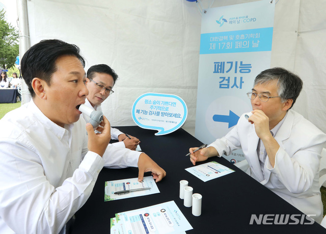 [서울=뉴시스]이영환 기자 = 서울 중구 한국프레스센터 앞 서울마당에서 열린 17회 폐의 날 행사에서 한 시민이 호흡기내과 전문의로부터 폐기능 검사와 COPD 상담을 받고 있다. (사진=대한결핵 및 호흡기학회) photo@newsis.com