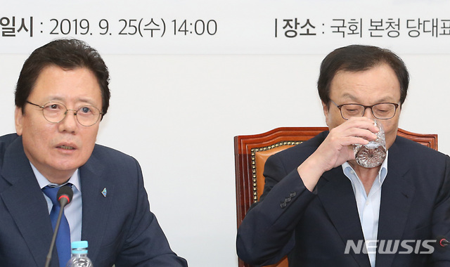 【서울=뉴시스】이종철 기자 = 25일 서울 여의도 국회에서 열린 더불어민주당 대구광역시당 예산정책협의회에서남칠우 대구광역시당 위원장이 대구 민심을 이야기 하자 이해찬 대표가 목이 타는지 물을 마시고 있다. 2019.09.25.jc4321@newsis.com