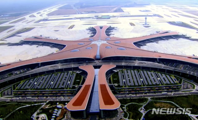 【베이징=AP/뉴시스】중국 수도 베이징의 두 번째 공항이자 2022년께 세계 최대 공항이 될 전망인 다싱(大興)국제공항이 중국 건국 70주년 기념일(10월 1일)을 앞두고 25일 정식 운영에 들어갔다. 다싱공항의 항공사진. 2019.09.25