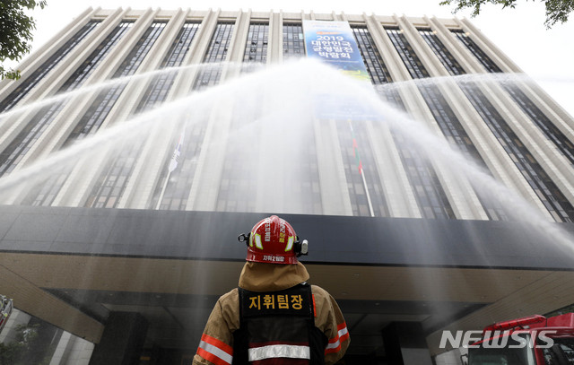 【서울=뉴시스】민방위의 날 화재대피훈련이 실시된 지난해 9월25일 오후 서울 종로구 정부서울청사에서 소방대원들이 화재진압을 하고 있다. (사진= 뉴시스 DB) photo@newsis.com