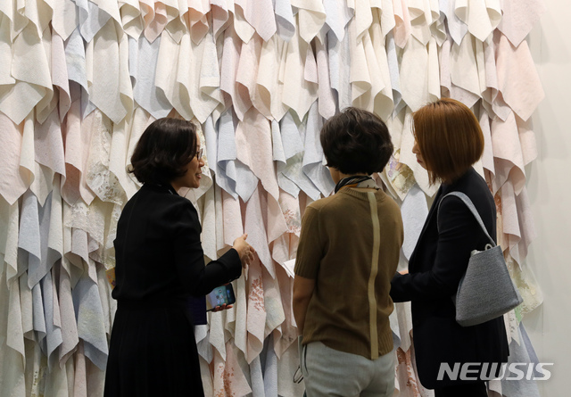 【서울=뉴시스】 전진환 기자 = 25일 오후 제18회 한국국제아트페어(KIAF)에 처음으로 참가한 세계적인 화랑 뉴욕 리만머핀은 소속작가인 '구슬 작가' 라이자 루의 거대한 작품을 선보여 눈길을 끌었다.2019.09.25.   amin2@newsis.com