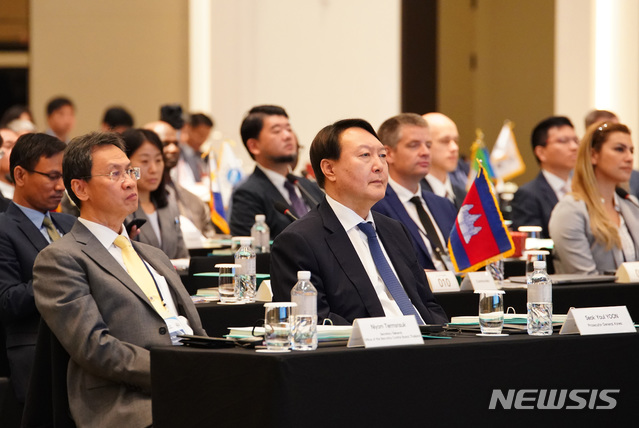 [서울=뉴시스] 대검찰청은 오는 7~8일 부산 파라다이스 호텔에서 역대 최대 규모의 '30차 마약류퇴치국제협력회의(ADLOMICO)'를 개최한다고 2일 밝혔다. 사진은 지난 2019년 윤석열 검찰총장이 인천 중구 파라다이스 호텔에서 열린 제29차 마약류퇴치국제협력회의 개막식에 참석한 모습. (사진=뉴시스DB) photo@newsis.com 