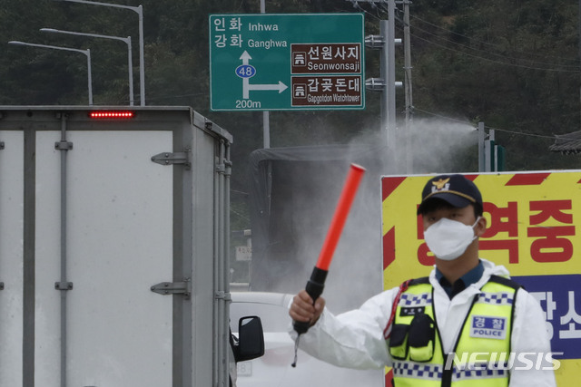 【인천=뉴시스】최동준 기자 = 강화군에 아프리카돼지열병(ASF) 의심 사례가 총 2건이 접수된 25일 인천 강화대교에서 방역당국이 강화도로 진입하는 차량에 방역 작업을 하고 있다. 2019.09.25.&nbsp; photocdj@newsis.com