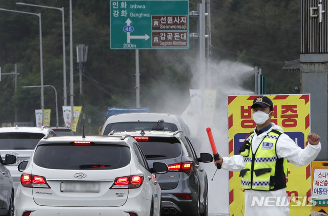 【인천=뉴시스】최동준 기자 = 강화군에 아프리카돼지열병(ASF) 의심 사례가 총 2건이 접수된 25일 인천 강화대교에서 방역당국이 강화도로 진입하는 차량에 방역 작업을 하고 있다. 2019.09.25.&nbsp; photocdj@newsis.com