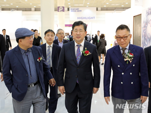 【서울=뉴시스】 전진환 기자 = 25일 오후 제18회 한국국제아트페어(KIAF) 개막식이 열린 서울 삼성동 코엑스 전시장에서 (왼쪽부터) 박병원 2019KIAF 조직위원장, 박양우 문화체육관광부장관, 최웅철 운영위원장(한국화랑협회장)이 전시장을 둘러보고 있다.   KIAF는 작품성을 인정받는 국내외 작가들의 현대미술작품 1만여 점이 한 자리에 모이는 행사로 오는 29일까지 열린다. 2019.09.25.   amin2@newsis.com