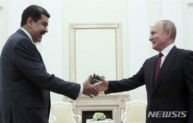 【모스크바=AP/뉴시스】 ﻿﻿블라디미르 푸틴 러시아 대통령이 11일(현지 시간) 니콜라스 마두로 베네수엘라 대통령과의 전화 통화에서 베네수엘라의 주권 수호를 지지한다고 밝혔다. 사진은 두 정상이 모스크바의 크렘린궁에서 악수하는 모습. 2025.12.12