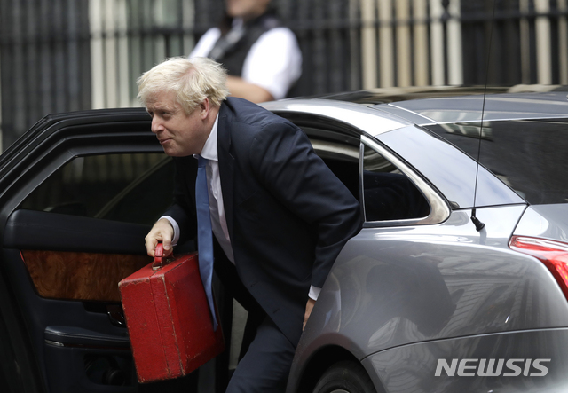보리스 존슨 영국 총리가 유엔총회 일정을 조기종료하고 뉴욕과 5시간 차이인 런던에 25일 오전 11시 도착한 후 총리관저로 들어서고 있다. 연속 패배에도 일단 자신감이 사라지지 않는 표정을 보이고 있다&nbsp;&nbsp; AP 