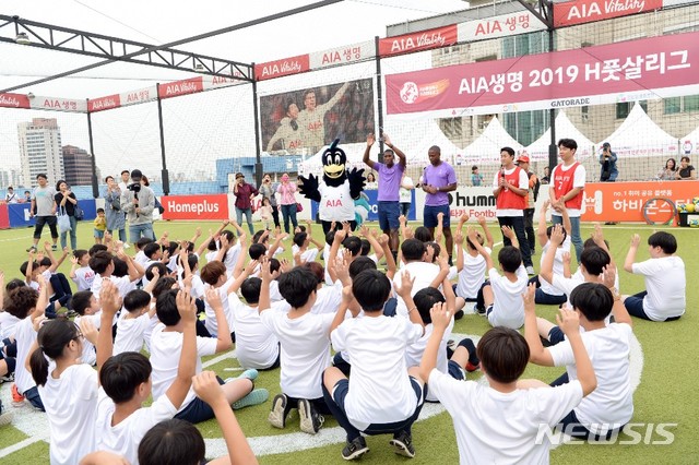 【서울=뉴시스】25일 서울 동대문 'AIA 바이탈리티 아레나'에서 열린 'AIA 어린이 건강 축구 프로그램'에 참여한 어린이들이 토트넘 코치진 설명을 경청하고 있다. 2019.9.26.(사진=AIA생명 제공)photo@newsis.com