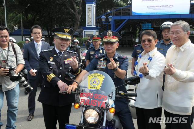 【서울=뉴시스】KR모터스의 아퀼라125에 알바얄데 경찰청장이 탑승해 포즈를 취하고 있다. 사진은 (왼쪽부터) 민갑룡 경찰청장, 알바얄데 경찰청장, 아뇨 내무자치부 장관, 한동만 대사.2019.09.26. (사진=KR모터스 제공)