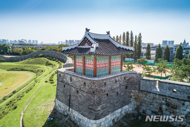 복원된 경기 수원화성 동북포루