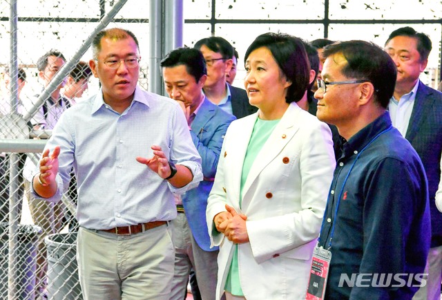 제로원데이행사에 참석한 박영선 중소벤처기업부 장관과 현대자동차그룹 정의선 수석부회장. (사진 = 현대차그룹 제공)