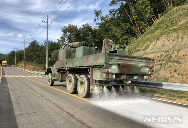 【인제=뉴시스】한윤식 기자 = 아프리카돼지열병(ASF)이 확산추세를 보이고 있는 가운데 26일 육군 12사단 제독차량이 강원 인제지역에서 수로 인근 도로 등을 중심으로 소독 등 방역활동을 벌이고 있다. 2019.09.26. (사진=육군 12사단 제공) nssysh@newsis.com&nbsp; 