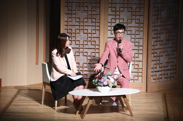 김희선 국악연구실장(왼쪽), 탈북피아니스트 김철웅 ⓒ국립국악원