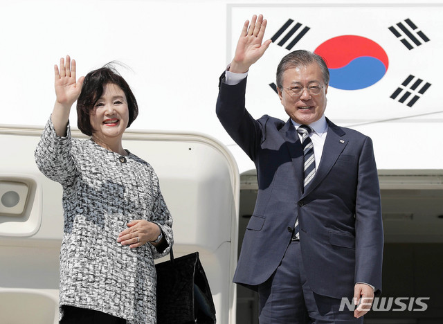 [뉴욕=뉴시스]전신 기자 = 한미 정상회담과 유엔총회 참석을 마친 문재인 대통령과 부인 김정숙 여사가 지난 2019년 9월25일(현지시간) 뉴욕 JKF 국제공항에서 공군 1호기 탑승 전 환송 인사들을 향해 손 흔들어 인사하고 있다. 2019.09.26. photo1006@newsis.com