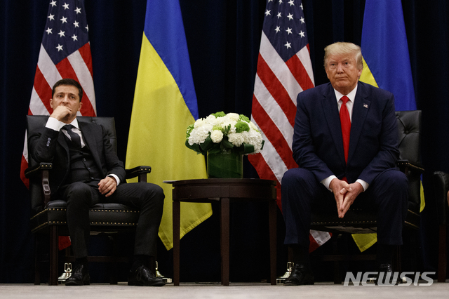 【뉴욕=AP/뉴시스】도널드 트럼프 미국 대통령(오른쪽)과 볼로디미르 젤렌스키 우크라이나 대통령이 25일(현지시간) 미국 뉴욕 인터컨티넬탈 바클레이호텔에서 심각한 표정으로 취재진의 질문을 듣고 있다. 2019.09.25 