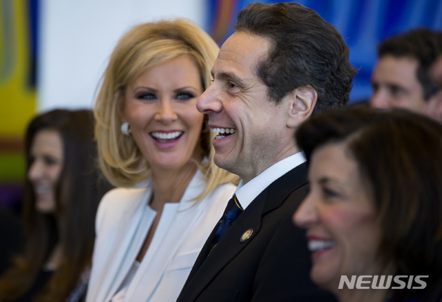 【뉴욕=AP/뉴시스】 2015년 1월 1일 앤드류 쿠오모 뉴욕주지사와 여자 친구 샌드라 리가 뉴욕 세계무역센터 준공식에 참석해서 함께 웃고 있는 모습.&nbsp; 