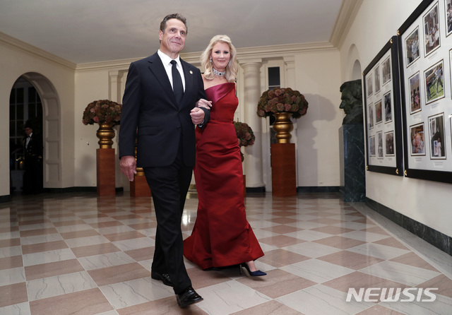 【워싱턴= AP/뉴시스】 2016년 10월 18일 백악관 공식 만찬에 참석하기 위해 도착한 앤드류 쿠오모 뉴욕주지사와 샌드라 리. 