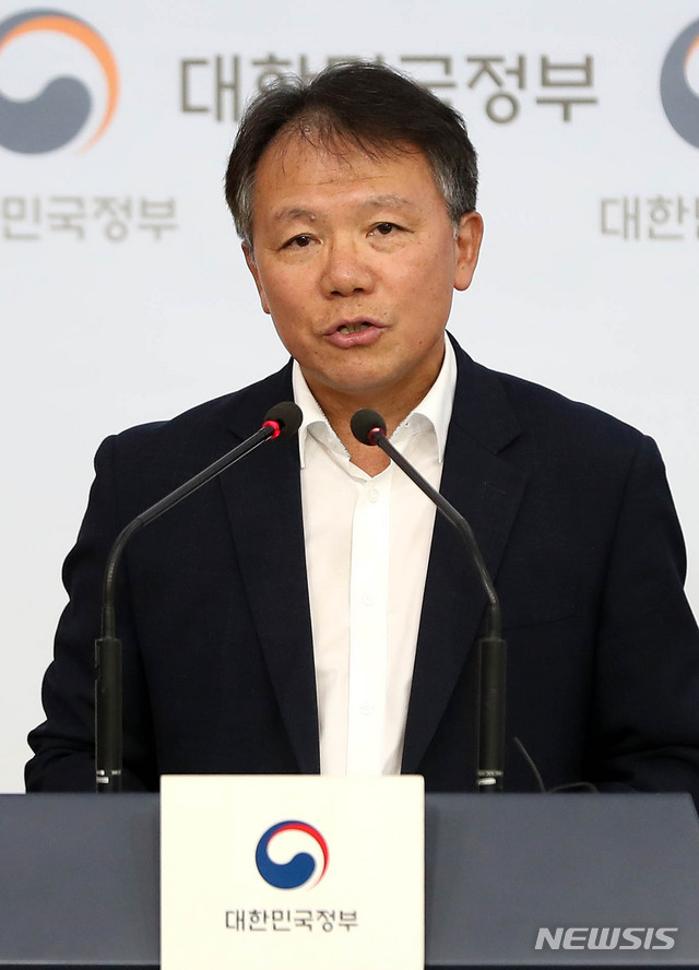 【서울=뉴시스】추상철 기자 =김영옥 식품의약품안전처 의약품안전국장이 26일 오전 서울 종로구 정부서울청사 별관에서 '라니티딘 위장약 잠정 제조 수입 및 판매 중지'와 관련 브리핑을 하고 있다. 식약처는 "위궤양치료제나 역류성 식도염치료제의 주원료로 사용되는 국내 유통 '라니티딘 성분 원료 의약품'을 수거 검사한 결과 발암물질인 NDMA가 잠정관리기준을 초과해 검출됐다"고 밝혔다. 2019.09.26. scchoo@newsis.com