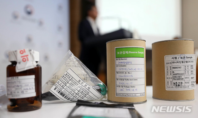 【서울=뉴시스】추상철 기자 = 26일 오전 서울 종로구 정부서울청사 별관에서 '라니티닌 위장약 잠정 제조 수입 및 판매 중지' 관련 브리핑하는 김영옥 식품의약품안전처 의약품안전국장 앞으로 관련 성분 검체 샘플이 놓여져 있다.&nbsp; 식약처는 "위궤양치료제나 역류성 식도염치료제의 주원료로 사용되는 국내 유통 '라니티닌 성분 원료 의약품'을 수거 검사한 결과 발암물질인 NDMA가 잠정관리기준을 초과해 검출됐다"고 밝혔다. 2019.09.26.&nbsp; scchoo@newsis.com 