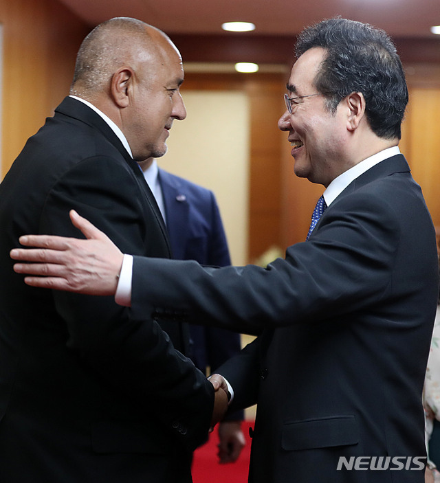 【서울=뉴시스】박주성 기자 = 이낙연 국무총리가 26일 오전 서울 세종로 정부서울청사에서 보이코 보리소프 불가리아 총리와 회담 전 인사를 나누고 있다. 2019.09.26. park7691@newsis.com