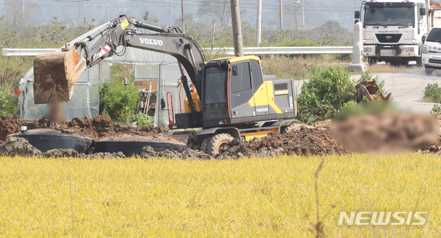 【강화=뉴시스】 전진환 기자 = 인천시 강화군 붙은면 소재 한 돼지농장에서 아프리카돼지열병(ASF)이 발생한 가운데 26일 오전 작업자들이 농장 인근에 매립한 탱크에 살처분 돼지를 매립하고 있다. 2019.09.26.&nbsp; amin2@newsis.com