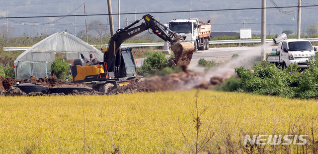 【강화=뉴시스】 전진환 기자 = 인천시 강화군 붙은면 소재 한 돼지농장에서 아프리카돼지열병(ASF)이 발생한 가운데 26일 오전 농장 인근 매립지에서 방역차량이 살처분된 돼지에 방역작업을 하고 있다. 2019.09.26.&nbsp; amin2@newsis.com