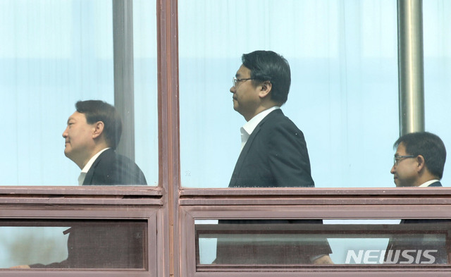 【서울=뉴시스】 박미소 기자 = 윤석열 검찰총장이 26일 오전 서울 서초구 대검찰청에서 점심식사를 하기 위해 구내식당으로 이동하고 있다.2019.09.26.&nbsp; misocamera@newsis.com