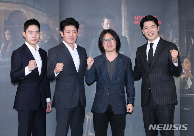 【서울=뉴시스】조수정 기자 = 배우 김동영, 허성태, 고명성 감독, 배우 김상경(왼쪽부터)이 26일 서울 이촌동 CGV용산아이파크몰에서 열린 영화 '열두 번째 용의자' 언론시사회에서 포즈를 취하고 있다. 영화 '열두 번째 용의자'는 10월10일 개봉한다.2019.09.26.chocrystal@newsis.com