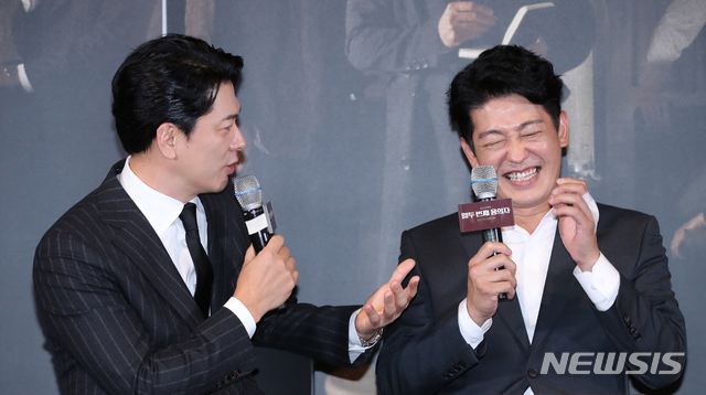 【서울=뉴시스】조수정 기자 = 배우 김상경이 26일 서울 이촌동 CGV용산아이파크몰에서 열린 영화 '열두 번째 용의자' 언론시사회에서 배우 허성태(오른쪽)를 보며 첫 주연을 맡아 긴장해 기침하고 있다고 말하고 있다. 영화 '열두 번째 용의자'는 10월10일 개봉한다.2019.09.26.chocrystal@newsis.com