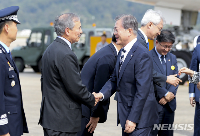 【성남=뉴시스】전신 기자 = 뉴욕 순방 일정을 마친 문재인 대통령이 26일 경기도 성남 서울공항에 도착해 해리스 주한미국대사와 인사하고 있다. 2019.09.26. photo1006@newsis.com