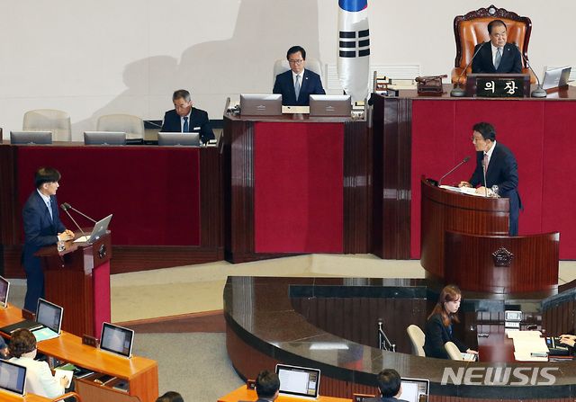 【서울=뉴시스】이종철 기자 = 26일 서울 여의도 국회 본회의장에서 열린 대정부질의에서 자유한국당 권성동 의원이 조국 장관에게 질의를 하고 있다. 2019.09.26. jc4321@newsis.com